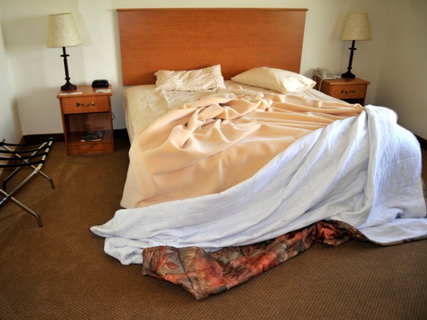 
Để đồ bừa bộn dưới gầm giường không những khiến sức khỏe không tốt mà ảnh hưởng đến tình cảm vợ chồng (Ảnh: Internet)
