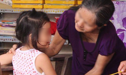 5 năm bà Hằng vừa làm bà, vừa làm cha, làm mẹ nuôi cháu khôn lớn. Ảnh: Phan Thân.
