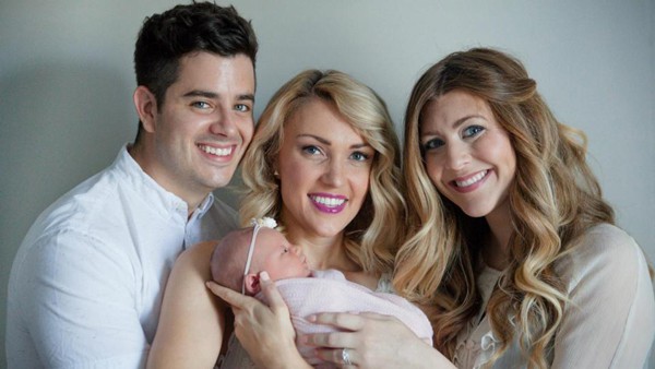 Vợ chồng Amanda hạnh phúc bế con gái Adalyn do chính em dâu Rachel (bên phải) mang thai và sinh hộ. Ảnh: PA Real Life