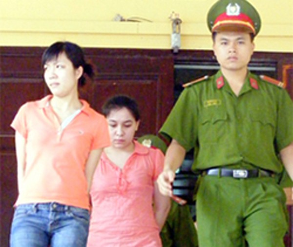 Andrea Forrova (ở giữa) trong phiên tòa xét xử năm 2009 về tội tàng trữ trái phép chất ma túy.