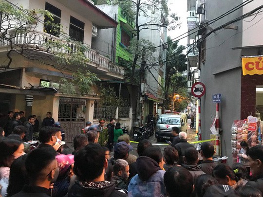 Xe cứu thương được điều đến đưa thi thể &ocirc;ng L&acirc;m đi khỏi ng&otilde; 297. Ảnh: NLĐ