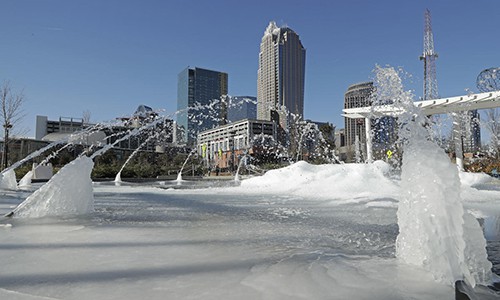 Bồn phun nước đóng băng trong thời tiết lạnh giá ở thành phố Charlotte, Nam Carolina. Ảnh: Boston Herald.