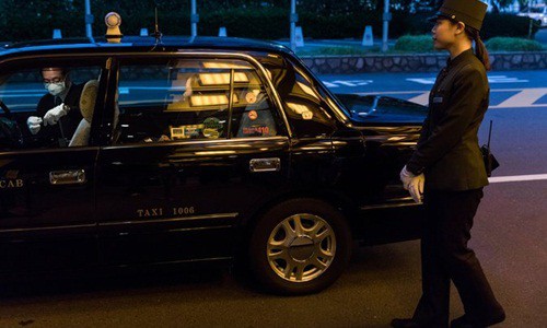 Cảnh sát kiểm tra một chiếc xe taxi bên ngoài khách sạn Sheraton Miyako. Ảnh: New York Times.
