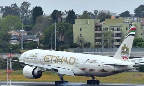 Một m&aacute;y bay của h&atilde;ng h&agrave;ng kh&ocirc;ng Etihad. Ảnh: AFP.