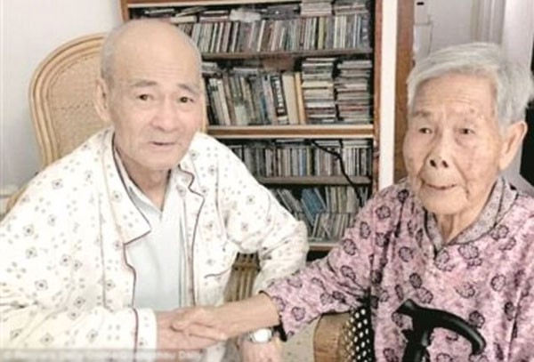 B&agrave; Wen c&ugrave;ng anh trai của m&igrave;nh trong lần đo&agrave;n tụ.