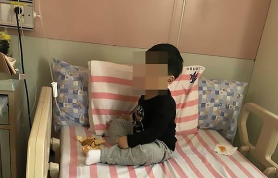 Cậu b&eacute; đang được chăm s&oacute;c tại bệnh viện, chờ bố mẹ đến đ&oacute;n. Ảnh: AsiaWire