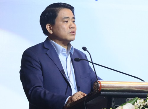 
Chủ tịch UBND TP Hà Nội Nguyễn Đức Chung phát biểu tại hội thảo về cây xanh, hồ nước sáng 13/1. Ảnh: Võ Hải.

