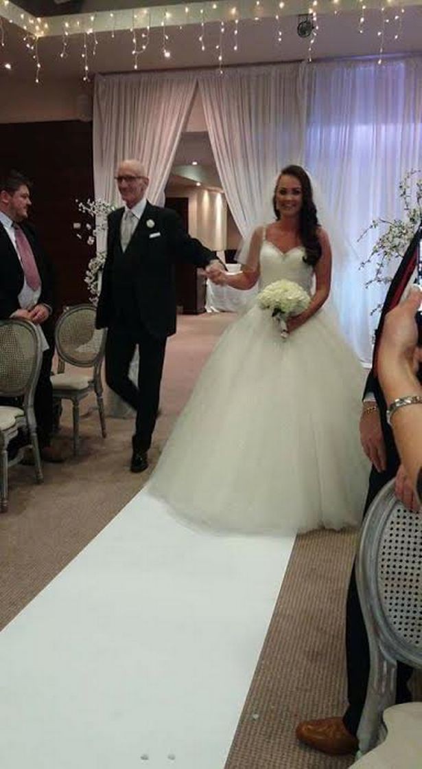 Richard đ&atilde; đưa con g&aacute;i Jenny v&agrave;o lễ đường. (Ảnh: belfast)