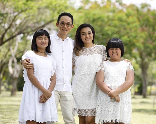 Vợ chồng chị Trân, anh Hà Lam và hai con. Ảnh: NVCC.