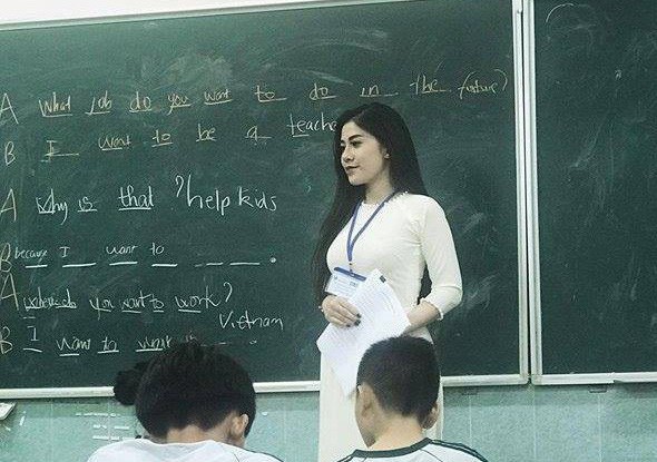Cô giáo dạy Anh văn xinh đẹp được dân mạng chú ý thời gian gần đây