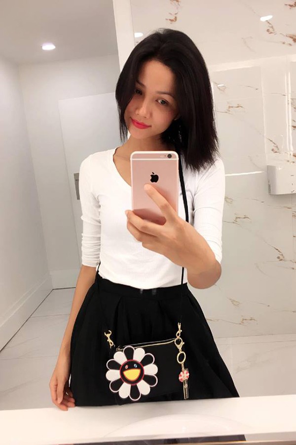 Cũng như bao cô gái cùng lứa tuổi, chân dài sinh năm 1992 thích selife, ghi lại hình ảnh xinh đẹp, nữ tính của chính mình