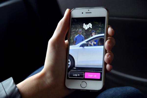 Lyft, một loại h&igrave;nh taxi đi chung gi&aacute; rẻ phổ biến tại Mỹ.