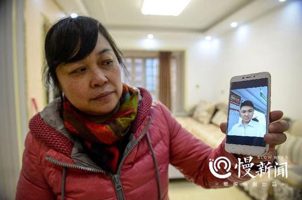 Xiaoping đưa tấm ảnh con trai và câu chuyện lên báo chí để mong tìm được gia đình ruột của con.