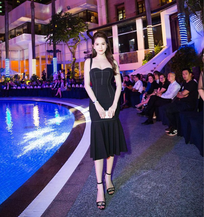 Nhưng những hình ảnh mà Ngọc Trinh chia sẻ trên trang cá nhân của mình lại hoàn toàn khác. Vẫn là Ngọc Trinh tại sự kiện hôm ấy, vẫn bộ đầm ôm sát này thế nhưng vóc dáng cùng khuôn mặt của cô lại thon thả, gợi cảm đến bất ngờ. Thậm chí còn thon gọn bằng một nửa so với ảnh chụp thực tế ở trên.