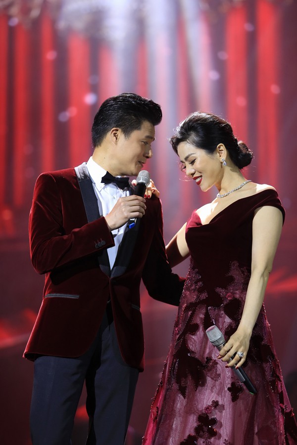 Tối 18/1, liveshow Ru đời đi nhé của ca sĩ Lệ Quyên diễn ra tại Hà Nội. Quang Dũng là ca sĩ khách mời duy nhất của đêm nhạc. Cặp đôi nghệ sĩ có nhiều cử chỉ tình tứ trên sân khấu.  