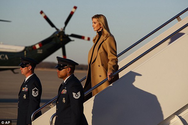 Ivanka Trump hôm 18/1 cùng bố, tổng thống Donald Trump, tới thăm nhà máy thiết bị H&K ở Coraopolis, bang Pennsylvania. Sau khi hoàn thành công việc, hai bố con lên chuyên cơ Air Force One tới căn cứ quân sự Joint Base Andrews ở bang Maryland.