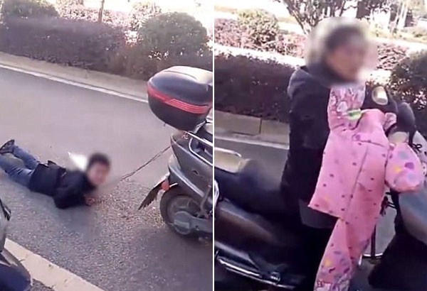 Người mẹ ngồi lái xe trong khi con trai gào khóc vì bị kéo lê dưới nền đường ở phía sau.