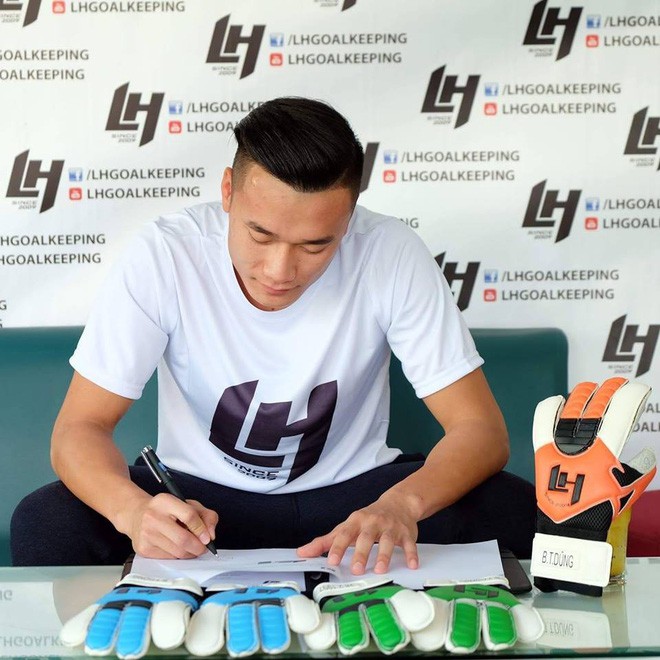 Có thể thấy, chàng thủ môn 21 tuổi còn là người rất chú trọng đến chuyện đầu tóc.