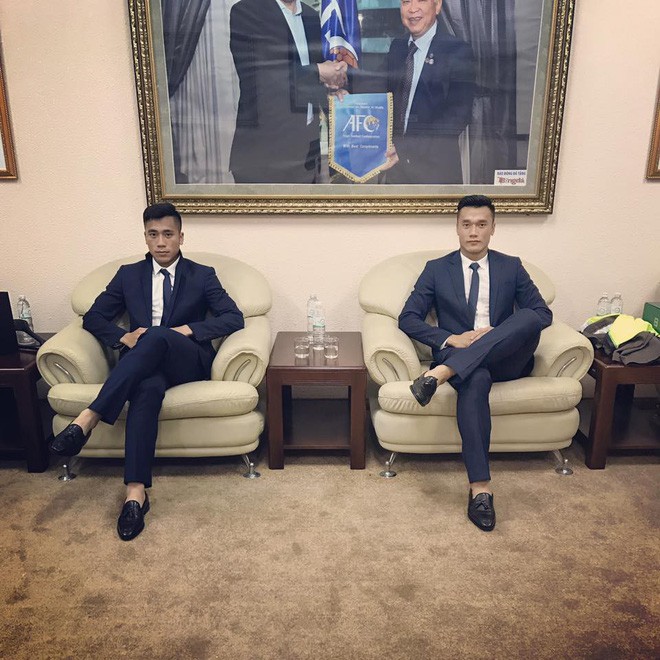 Khi cần chỉn chu hơn một chút, bạn sẽ thấy Dũng nghiêm chỉnh trong bộ suit tối màu cùng giày loafer có đính tua rua phía trên.