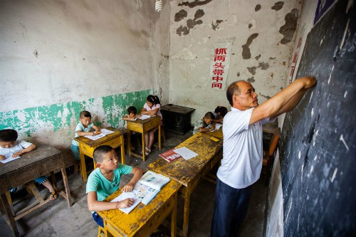 Chen Haiping dạy học ở trường làng Liujiashan, tỉnh Sơn Tây. Ảnh: China Daily
