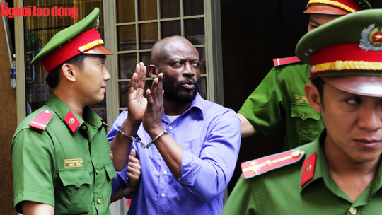 Bị cáo Albert Oishudi Akonga bị áp giải sau phiên tòa.
