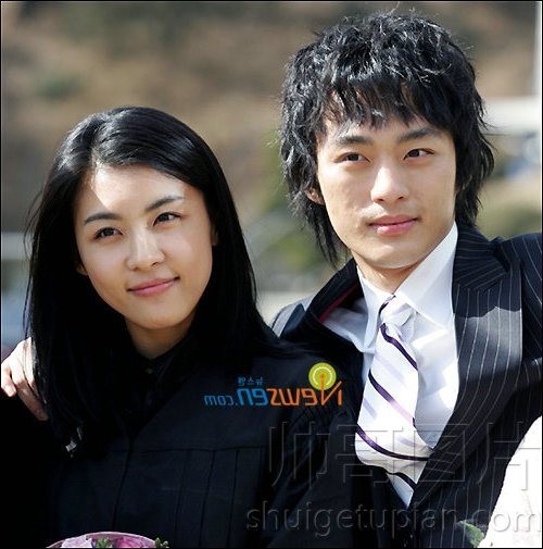 Nữ diễn viên đình đám Ha Ji Won có tên thật là Jun Hae Rim và có một em trai tên Jun Tae Soo. Anh sinh năm 1984, nối gót chị gái gia nhập làng giải trí vào năm 2007 thông qua một MV ca nhạc.