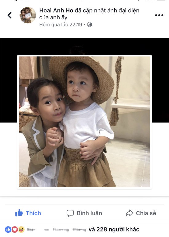 Trên Facebook cá nhân, nhạc sĩ Hồ Hoài Anh khiến bạn bè thích thú khi update ảnh đại diện là hai con gái Mina, Misu mặc quần áo ton sur ton. Đây là lần đầu tiên tác giả Dẫu có lỗi lầm công khai khoảnh khắc rõ mặt nàng công chúa thứ hai.