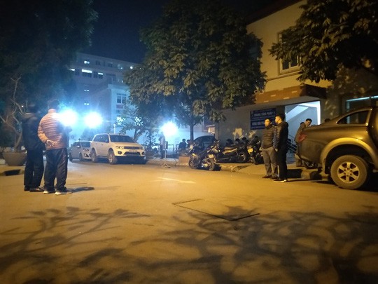 Người nhà nạn nhân tụ tập tại nhà xác bệnh viện