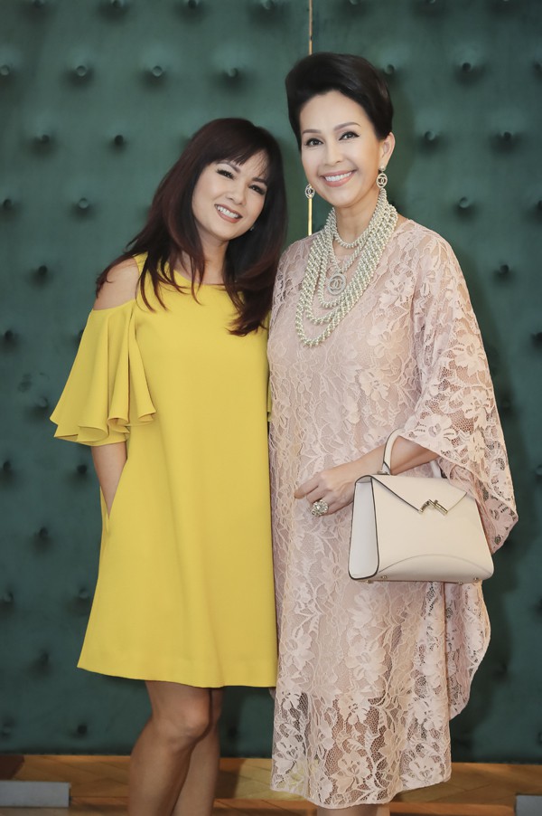 Cận kề tuổi 50 nhưng Hoa hậu Áo dài Việt Nam đầu tiên còn rất trẻ trung, xinh đẹp. Cô đọ nhan sắc không tuổi cùng Diễm My.