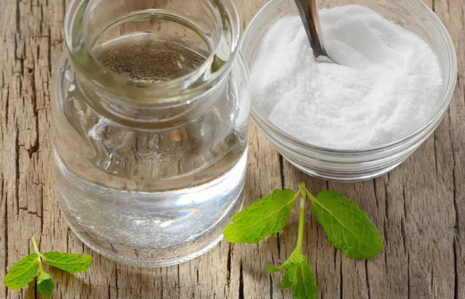 Rửa mặt bằng dầu dừa và backing soda sẽ đem lại cho bạn kết quả bất ngờ.