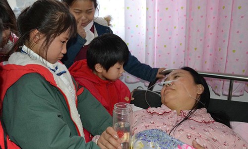 Những đứa con được bà Li chăm sóc rất thương và lo lắng cho mẹ. Ảnh: Shanghaiist.