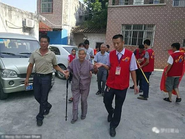 Wen được c&aacute;c t&igrave;nh nguyện vi&ecirc;n đưa đến S&aacute;n Đầu để gặp lại gia đ&igrave;nh.