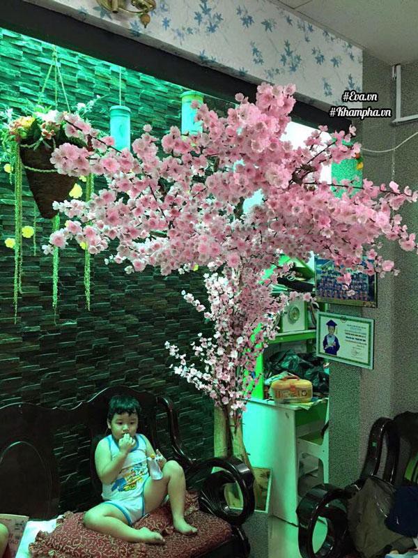 C&acirc;y hoa đ&agrave;o do chị Tr&acirc;n tự tay l&agrave;m đặt ở ph&ograve;ng kh&aacute;ch.