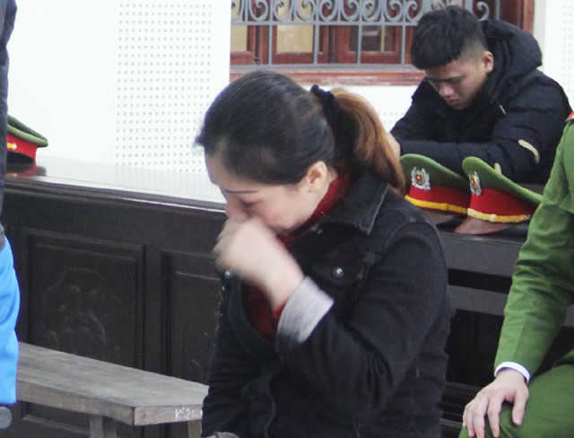 Nguyễn Thị Kim Anh nhiều lần bật khóc tại tòa. Thời điểm bị bắt giữ, Kim Anh đang nợ bản án 6 năm tù về tội Lừa đảo chiếm đoạt tài sản