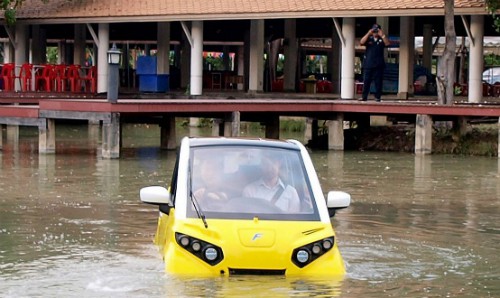 Phiên bản thử nghiệm chạy thử trong điều kiện ngập lụt tại Thái Lan. Ảnh: Bloomberg