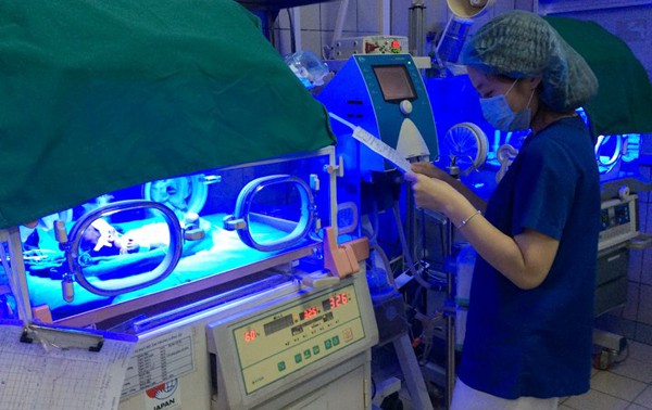 Trường hợp trẻ sơ sinh đang phải chiếu đèn tại khoa Nhi, BV Bạch Mai để điều trị bệnh vàng da
