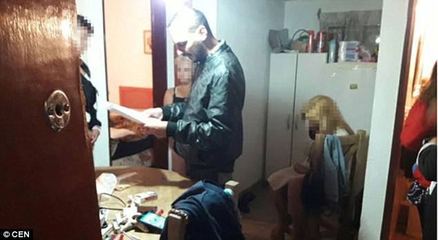 Khi ập vào căn nhà thuê, cảnh sát mới phát hiện hai nạn nhân bị ép bán dâm đều là trẻ vị thành niên.