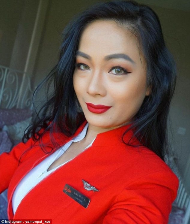 Lộng lẫy trong bộ đồng phục bay m&agrave;u đỏ thắm, Kay l&agrave; một trong những nữ tiếp vi&ecirc;n bay nổi tiếng nhất tr&ecirc;n mạng x&atilde; hội Th&aacute;i Lan.