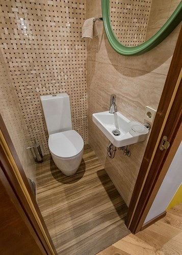 Nhà vệ sinh được bố trí đơn giản để tiết kiệm diện tích.