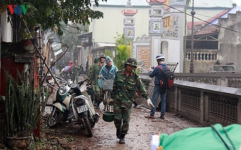 
​ Hàng xô đạn được lực lượng công binh thu gom ngay trên mặt đường.
