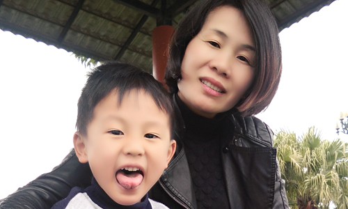 Khi phát bệnh con trai mới 15 tháng. Nghĩ đến con thơ là động lực lớn nhất giúp chị Toan chiến thắng được bệnh. Ảnh: NVCC.