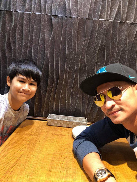 Con trai của Huy Khánh đi ăn và tặng quà cho bố.