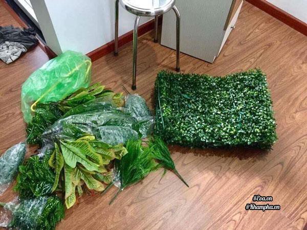 Nguy&ecirc;n liệu gồm c&oacute; lưới mắt c&aacute;o, thảm cỏ nhựa, bụi l&aacute; (n&ecirc;n lựa bụi l&aacute; nh&aacute;nh nhiều, l&aacute; to nhỏ xen kẽ) v&agrave; d&acirc;y kẽm nhỏ để cột.