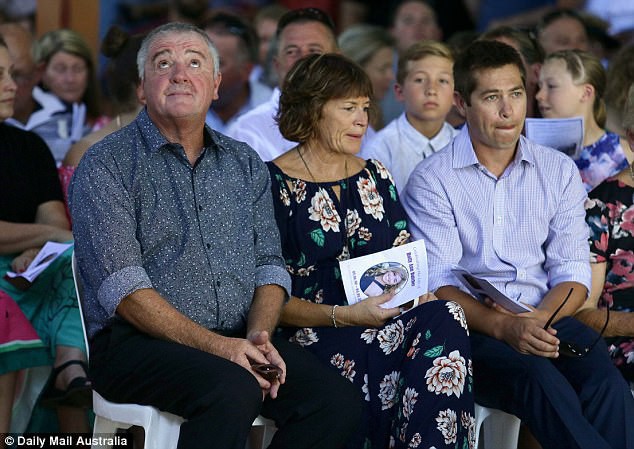 Cha của Butcher (bên trái) - ông Ron và mẹ Wendy của cô (người ngồi giữa); bên cạnh là người bạn đời Luke ngồi ở hàng ghế đầu tại đám tang của Butcher.