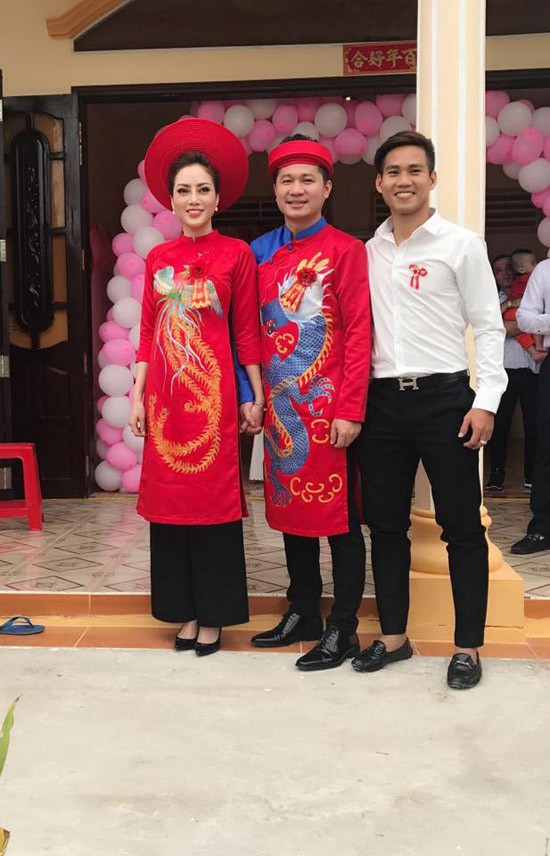 Lâm Vũ và bà xã Huỳnh Tiên diện áo dài truyền thống, in họa tiết rồng phượng trong ngày trọng đại nhất cuộc đời.