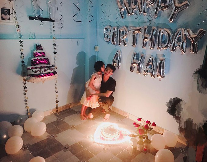 Ngoài Linh Chi và một số người bạn, con gái của Lâm Vinh Hải cũng có mặt. Cô bé Kỳ Kỳ ôm và thơm má ba thay cho lời chúc mừng.