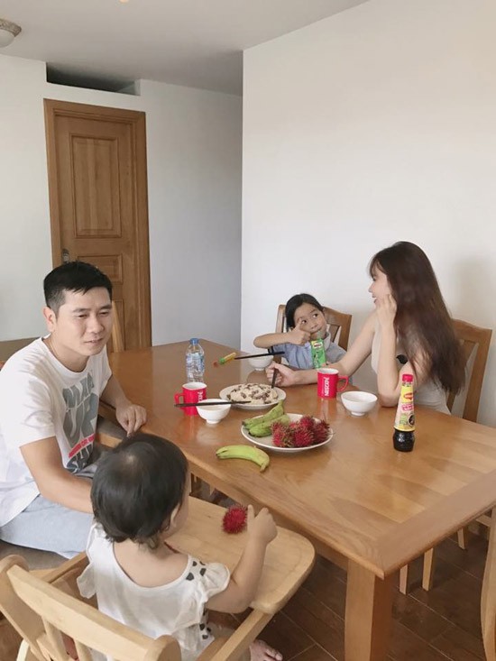 Trước đó, vợ chồng Hồ Hoài Anh - Lưu Hương Giang hoàn toàn không tiết lộ rõ gương mặt bé Misu trong những hình ảnh của cả gia đình trên mạng xã hội. Ngay cả chuyện vượt cạn lần hai, cặp đôi cũng không chia sẻ rộng rãi.