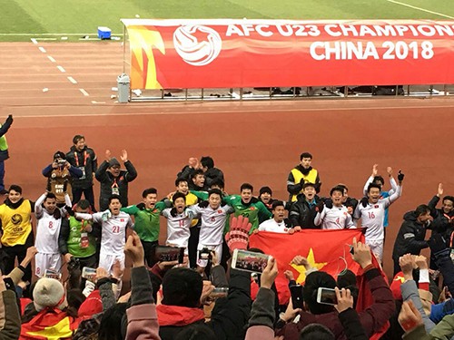 Cầu thủ đội tuyển U23 Việt Nam chia vui cùng các cổ động viên trên sân Thường Châu. Ảnh: Hải Yến.