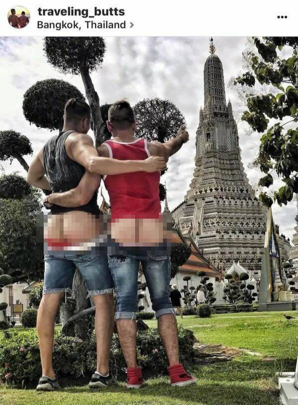 Hai du khách người Mỹ khoe mông phản cảm trước một ngôi đền Phật giáo ở Bangkok, Thái Lan