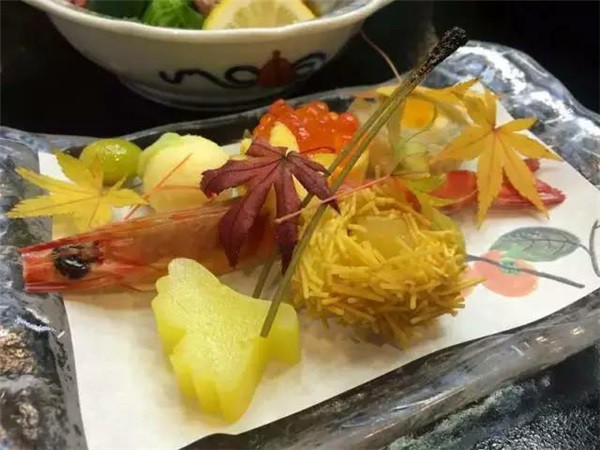 Trong một lần đi ăn sushi ngoài hàng, Yokoishi đã bắt gặp những chiếc lá quen thuộc của thôn làng ở ngay trên…đĩa thức ăn